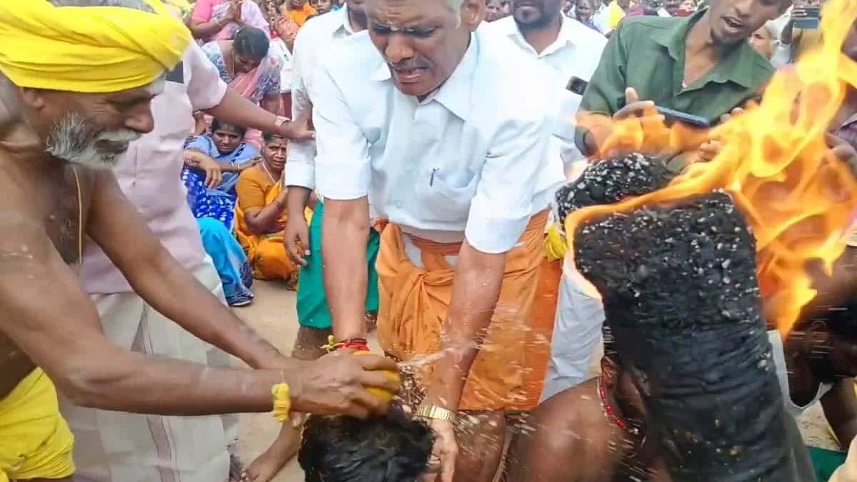 பழனி அருகே நெய்க்காரபட்டி ஆடி திருவிழா: தலையில் தேங்காய் உடைக்கும் வினோத நேர்த்திக்கடன்!