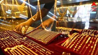 Gold Price Today: একদিনেই সোনার দামে বড় লাফ! সপ্তাহ শেষে কত হল দাম? আজ কিনলে লাভ?