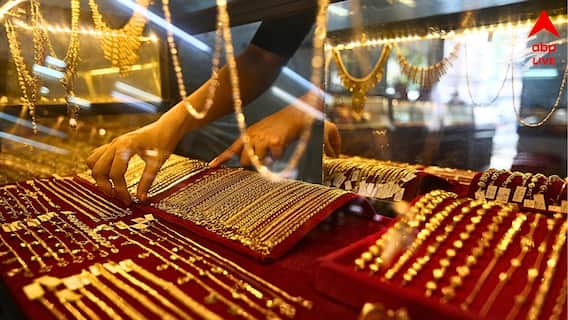Gold Price Today: একদিনেই সোনার দামে বড় লাফ! সপ্তাহ শেষে কত হল দাম? আজ কিনলে লাভ?