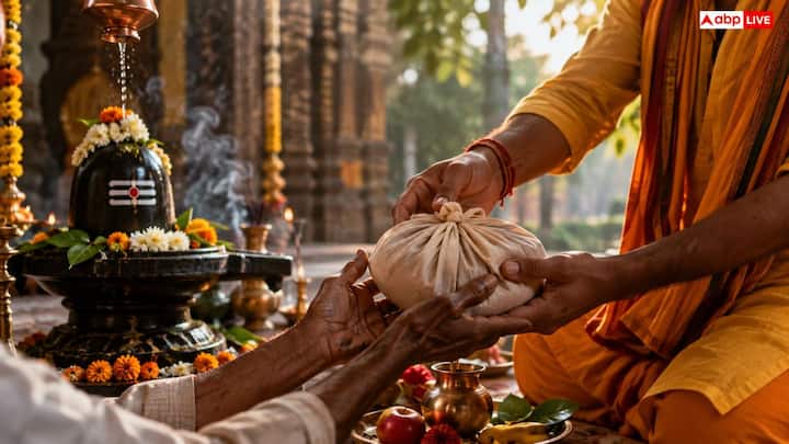 सावन के महीने में दान करने का सबसे सही समय सुबह स्नान और शिव पूजन के तुरंत बाद माना जाता है. सावन के सोमवार, शिवरात्रि या अमावस्या तिथि पर किया गया दान सबसे अधिक फलदायी होता है. हमेशा ध्यान रखें कि दान केवल सही और जरूरतमंद व्यक्ति को ही दें ताकि आपकी पूजा का पूर्ण फल प्राप्त हो सके.