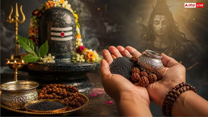 ग्रह दोषों से शांति पाने के लिए सावन में काले तिल, रुद्राक्ष और चांदी की वस्तुओं का दान करना चाहिए. सावन के सोमवार या शनिवार को काले तिल का दान करने से शनि दोष दूर होता है. वहीं, रुद्राक्ष या चांदी का दान करने से अकाल मृत्यु का भय समाप्त होता है और व्यक्ति को आरोग्य की प्राप्ति होती है.