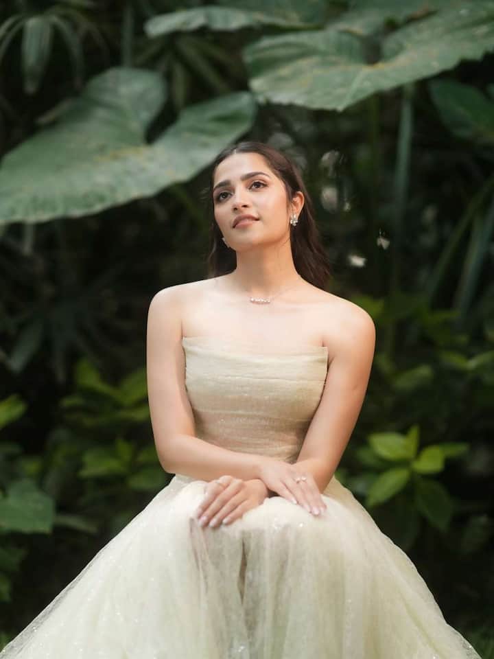 మోడ్రన్ డ్రెస్ గ్లామరస్ లుక్లో మెరిశారు రుక్మిణి వసంత్. వీటిని చూసిన ఫ్యాన్స్, నెటిజన్స్ ఫిదా అవుతున్నారు.