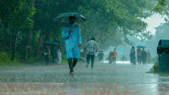 एसी वाले कमरे में तापमान बाहर के मुकाबले काफी कम हो सकता है. ऐसे में वहां से निकलते ही सीधे तेज बारिश या ठंडी हवा के संपर्क में आने के बजाय कुछ मिनट सामान्य तापमान में रहना बेहतर है. इससे शरीर को बाहर के मौसम के अनुसार ढलने का थोड़ा समय मिल जाता है. खासकर जिन लोगों को मौसम बदलने पर जल्दी परेशानी होती है, उन्हें इस बात का ध्यान रखना चाहिए एसी से निकलते समय बहुत ठंडी हवा और बाहर की गर्म नम हवा के बीच अचानक बदलाव से असहजता महसूस हो सकती है.