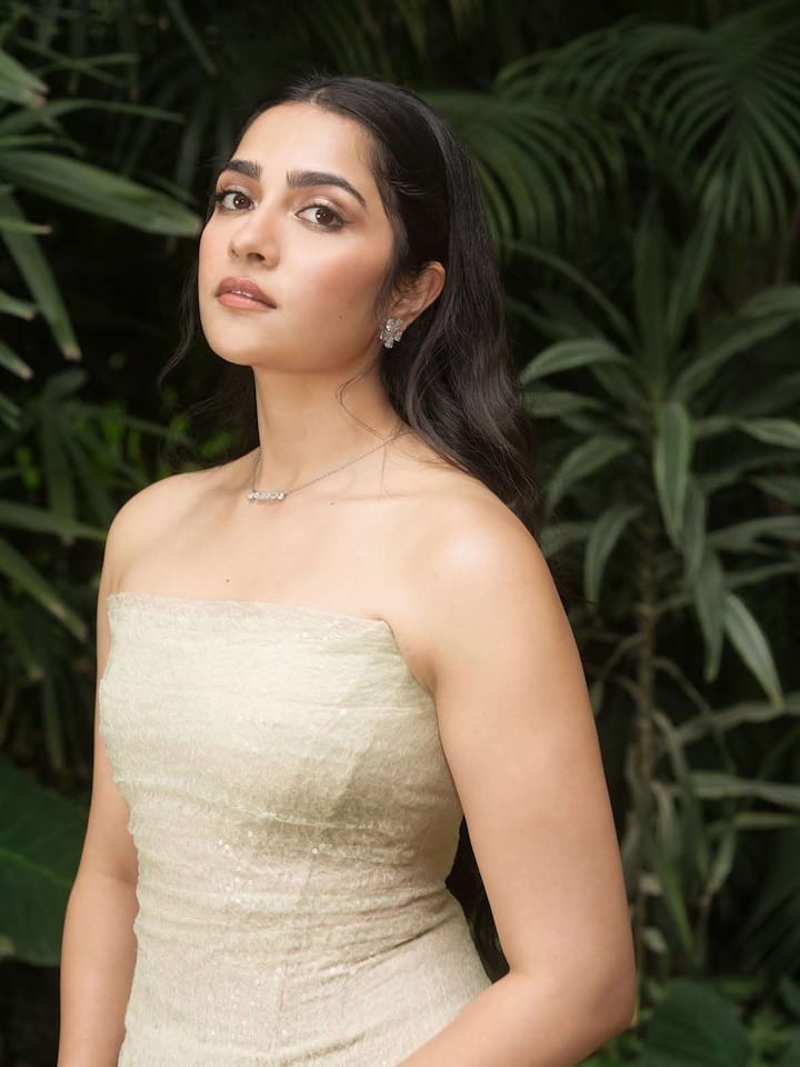 అందాల చందమామలా ఉందంటూ లవ్ ఎమోజీస్తో కామెంట్స్ చేస్తున్నారు. లుక్ మెస్మరైజింగ్గా ఉందంటూ ఎమోజీస్తో సందడి చేస్తున్నారు.