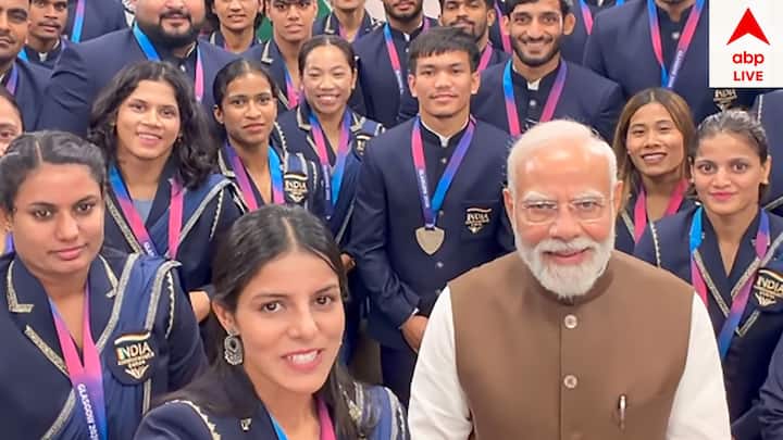 কমনওয়েলথ গেমসে পদকজয়ীদের সঙ্গে সেলফি তুলতেও দেখা যায় মোদিকে। তাঁকে বেশ হাসিখুশি দেখা গিয়েছে।