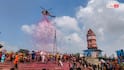 हापुड़ में कांवड़ियों पर आसमान से बरसे फूल, DM और SP ने की पुष्प वर्षा