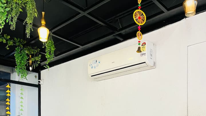 अगर आप बारिश में पूरी तरह भीग गए हैं, तो घर या ऑफिस पहुंचते ही तेज ऐसी के सामने बैठने से बचें. पहले गीले कपड़े बदलें और शरीर को अच्छी तरह सुखाएं. लंबे समय तक गीले कपड़ों में रहने से शरीर ठंडा महसूस कर सकता है और असहजता बढ़ सकती है. सूखे कपड़े पहनने के बाद सामान्य तापमान वाले कमरे में कुछ देर आराम करना बेहतर माना जाता है.