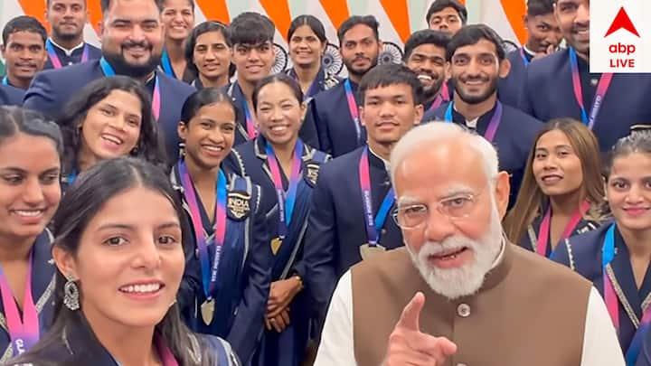 রবিবার নিজের বাসভবনে রবিবার পদকজয়ী ভারতীয় অ্যাথলিটদের সঙ্গে দেখা করলেন প্রধানমন্ত্রী নরেন্দ্র মোদী। গ্লাসগোয় তাঁদের দুর্দান্ত পারফরম্যান্সের জন্য অভিনন্দন জানান প্রধানমন্ত্রী।