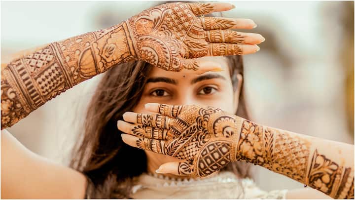 మెహందీ కొద్దిగా ఆరిన తర్వాత నిమ్మరసం, చక్కెర కలిపిన ద్రావణాన్ని తక్కువ మొత్తంలో డిజైన్పై అద్దడం సంప్రదాయంగా చేస్తుంటారు. ఇది ఎండిన హెన్నా పేస్ట్ త్వరగా ఊడిపోకుండా చర్మంపై ఎక్కువసేపు ఉండటానికి సహాయపడవచ్చు. అయితే చేతులకు ఎక్కువగా తడిసేంత మిశ్రమాన్ని రాయకండి.