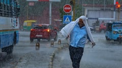 Weather Update: কয়েক ঘণ্টার মধ্যেই ঝোড়ো হাওয়ার সঙ্গে বৃষ্টি ? আজ দুই ২৪ পরগনা,হাওড়া-সহ দক্ষিণবঙ্গের ৮ জেলায় প্রবল দুর্যোগের আশঙ্কা