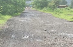 शाळकरी मुलींच्या व्हिडिओचा इम्पॅक्ट; रील व्हायरल होताच तात्पुरता रस्ता झाला, खड्ड्यावर खडी, मुरम पडला