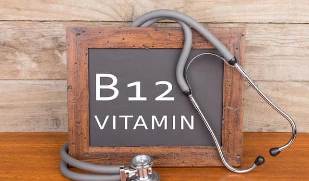 વિટામિન B12 લાલ રક્તકણોના નિર્માણમાં ખૂબ જ મહત્વપૂર્ણ ભૂમિકા ભજવે છે. શરીરમાં લાલ રક્તકણો માટે વિટામિન B12 જરૂરી છે. આ લાલ રક્તકણો શરીરના તમામ ભાગોમાં ઓક્સિજન પહોંચાડે છે. વિટામિન B12 એનિમિયા દૂર કરવામાં મદદ કરે છે અને એનિમિયાને કારણે થતી થાક અને નબળાઈને દૂર કરે છે.
