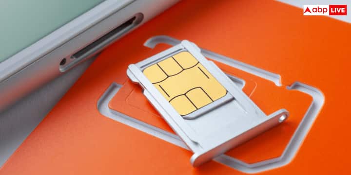 आपकी जानकारी के लिए बता दें कि नॉर्मली SIM कार्ड पर खाने-पीने की चीजों की तरह कोई एक फिक्सड Expiry Date नहीं लिखी होती है. SIM कार्ड की लाइफ केवल इस बात से तय नहीं होती कि उसे खरीदे कितने साल हो चुके हैं. जब तक SIM कार्ड सही तरीके से काम कर रहा है और आपका मोबाइल नंबर ऑपरेटर के नेटवर्क पर एक्टिव है तब तक उसका इस्तेमाल किया जा सकता है.