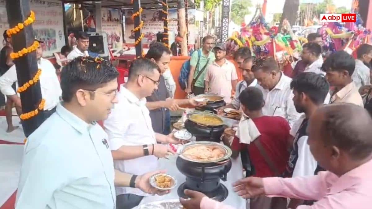 Moradabad Kanwar Yatra 2026: मुरादाबाद में अधिकारियों ने कावड़ियों पर बरसाए फूल, वितरित किए फल