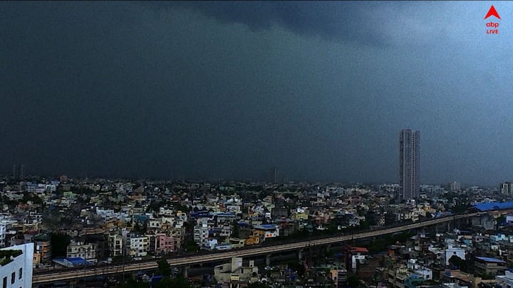 দুই বঙ্গেই ৩০ থেকে ৪০ কিমি বেগে বয়ে যেতে পারে ঝোড়ো হাওয়াও। আজ ১০ অগাস্টে দুইবঙ্গেরই কিছু জেলা হলুদ সতর্কতার আওতায় রয়েছে।