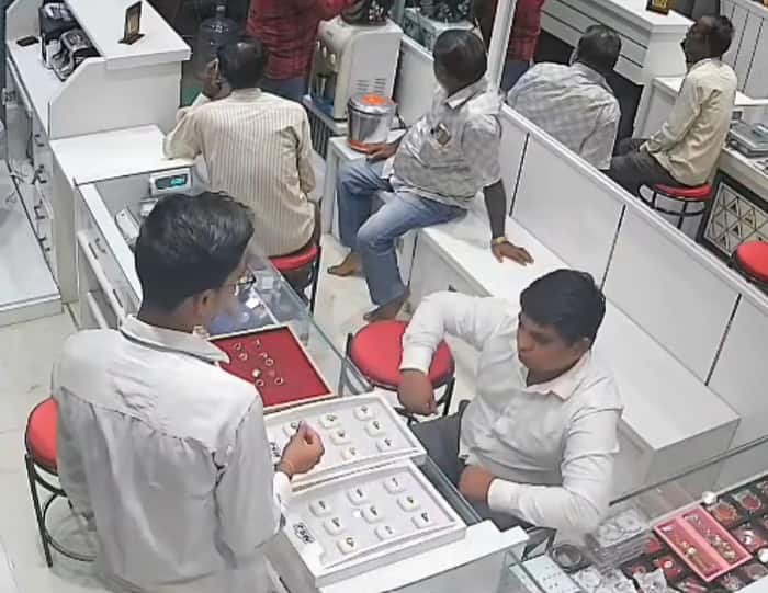 அம்பத்தூரில் நகைக் கடைகளில் கவரிங் நகை மாற்றி திருட முயற்சி: சிசிடிவி காட்சிகள் வெளியாகி பரபரப்பு!
