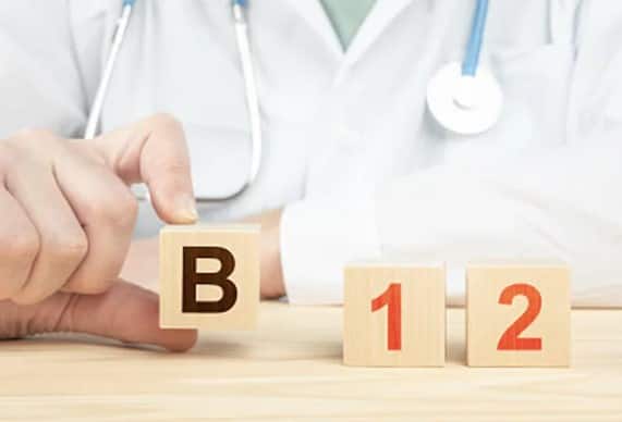 વિટામિન B12 શરીરના દરેક કોષમાં આનુવંશિક સામગ્રી (DNA/RNA) બનાવવામાં અને સુધારવામાં મદદ કરે છે. તે ખોરાકને ઊર્જામાં રૂપાંતરિત કરવામાં અને થાક દૂર કરવામાં અસરકારક છે. વિટામિન B12 હૃદયને રોગોથી બચાવવામાં મદદ કરે છે. તે હોમોસિસ્ટીનનું સ્તર ઘટાડવામાં મદદ કરે છે.