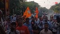 मुरादाबाद में अधिकारियों ने कावड़ियों पर बरसाए फूल, वितरित किए फल