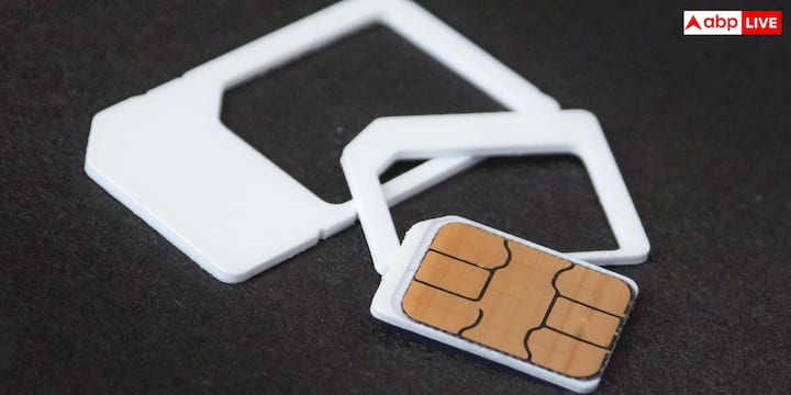 SIM बदलने की जरूरत तब महसूस हो सकती है जब फोन में बार-बार नेटवर्क गायब हो, SIM अचानक काम करना बंद कर दे या फोन बार-बार No SIM और SIM Not Detected जैसी समस्या दिखाने लगे. इसके अलावा अगर SIM कार्ड फिजिकल रूप से खराब हो गया है, उसके कॉन्टैक्ट्स घिस गए हैं या SIM को दूसरे फोन में लगाने पर भी समस्या आती है तो इसे बदलना जरूरी हो जाता है. कभी-कभी समस्या SIM में नहीं बल्कि फोन के SIM स्लॉट, नेटवर्क कवरेज या ऑपरेटर की सर्विस में भी हो सकती है. इसलिए सीधे SIM बदलने से पहले किसी दूसरे फोन में SIM लगाकर चेक करना जरूरी होता है.