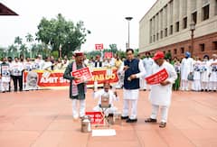 दूध और पानी के साथ डिंपल यादव का प्रदर्शन, सांसदों का दिखा अनोखा अंदाज