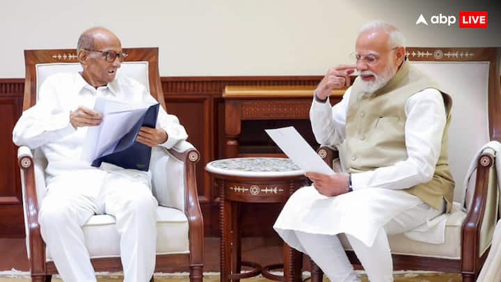संसद के मानसून सत्र के दौरान एनसीपी-एसपी सांसदों के प्रधानमंत्री नरेंद्र मोदी के साथ हुई मुलाकात की काफी ज्यादा चर्चा होने लगी और कई तरह की अटकलें भी सामने आने लगी. एनसीपी-एसपी सांसदों के प्रतिनिधिमंडल की यह मुलाकात हाल ही में पार्टी प्रमुख और राज्यसभा सांसद शरद पवार के साथ पीएम मोदी की हुई मीटिंग के कुछ समय बाद ही हुई है.