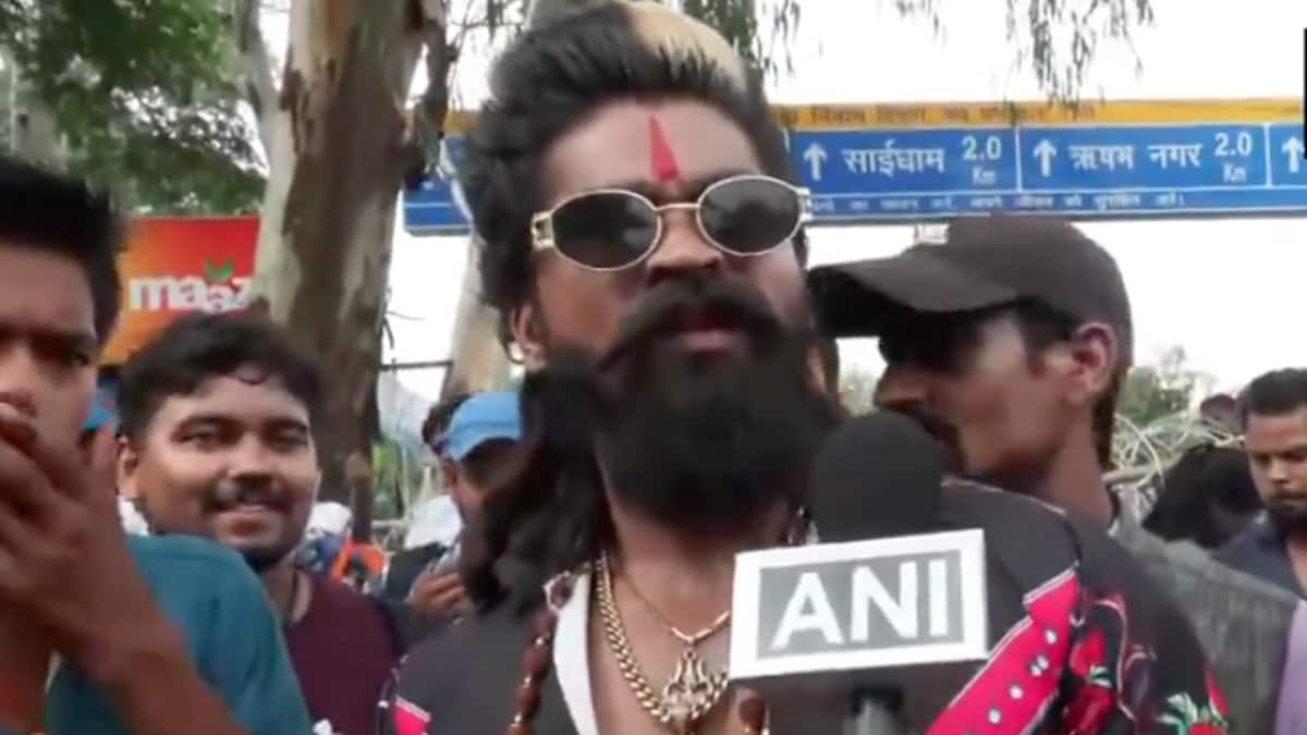 Man Dressed Up As ‘Pushpa’ Joins ‘Vidhan Sabha Gherao’ March In Jharkhand: WATCH