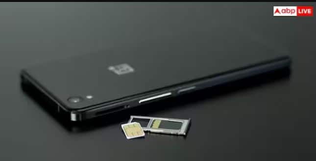 ਜੇਕਰ ਤੁਸੀਂ ਉਸੇ ਮੋਬਾਈਲ ਨੰਬਰ ਲਈ SIM Replacement ਕਰਵਾ ਰਹੇ ਹੋ ਤਾਂ ਆਮ ਤੌਰ 'ਤੇ ਤੁਹਾਡਾ ਮੋਬਾਈਲ ਨੰਬਰ ਉਹੀ ਰਹਿੰਦਾ ਹੈ। ਆਪਰੇਟਰ ਪੁਰਾਣੀ SIM ਨੂੰ ਡਿਐਕਟੀਵੇਟ ਕਰਕੇ ਉਸੇ ਨੰਬਰ 'ਤੇ ਨਵੀਂ SIM ਜਾਰੀ ਕਰ ਸਕਦਾ ਹੈ। ਹਾਲਾਂਕਿ, SIM ਬਦਲਣ ਤੋਂ ਬਾਅਦ ਕੁਝ ਸਰਵਿਸਿਜ਼ ਨੂੰ ਦੁਬਾਰਾ ਐਕਟਿਵ ਹੋਣ ਵਿੱਚ ਸਮਾਂ ਲੱਗ ਸਕਦਾ ਹੈ।ਬੈਂਕਿੰਗ, UPI ਜਾਂ ਹੋਰ ਸਰਵਿਸਿਜ਼ ਨਾਲ ਜੁੜੇ ਮੋਬਾਈਲ ਨੰਬਰ ਦੇ ਮਾਮਲੇ ਵਿੱਚ ਵੀ ਇਹ ਯਕੀਨੀ ਬਣਾਉਣਾ ਚਾਹੀਦਾ ਹੈ ਕਿ ਨਵੀਂ SIM ਠੀਕ ਤਰ੍ਹਾਂ ਐਕਟਿਵ ਹੋ ਗਈ ਹੈ।
