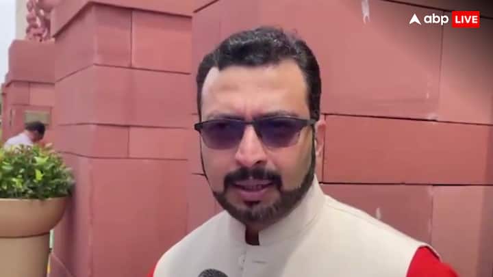 पीएम मोदी के साथ हुई मुलाकात के बारे में न्यूज एजेंसी पीटीआई से बातचीत में एनसीपी-एसपी सांसद अमोल कोल्हे ने विस्तार से बताया. उन्होंने कहा कि एनसीपी-एसपी के जिन आठ सांसदों ने पीएम मोदी से मुलाकात की. इन्हीं आठ सांसदों के चुनाव क्षेत्रों में अलग-अलग समस्याएं हैं, जिनमें नीति निर्माण, नदी जोड़ प्रकल्प, रेलवे और किसानों के ऋण माफी से जुड़े कई मुद्दे शामिल हैं, जिन पर चर्चा के लिए हमने पीएम मोदी से मुलाकात की.
