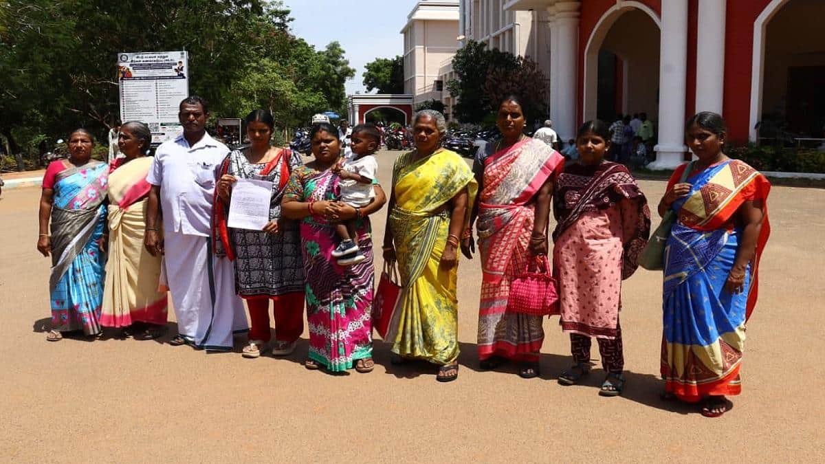 கோவிலுக்குள் செல்லும் பாதை எங்கே? ஆக்கிரமிப்பை அகற்றுங்கள்: கலெக்டரிடம் பொதுமக்கள் வலியுறுத்தல்