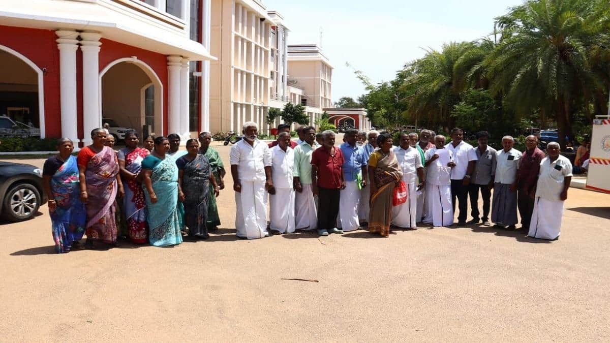 கோவிலுக்குள் செல்லும் பாதை எங்கே? ஆக்கிரமிப்பை அகற்றுங்கள்: கலெக்டரிடம் பொதுமக்கள் வலியுறுத்தல்