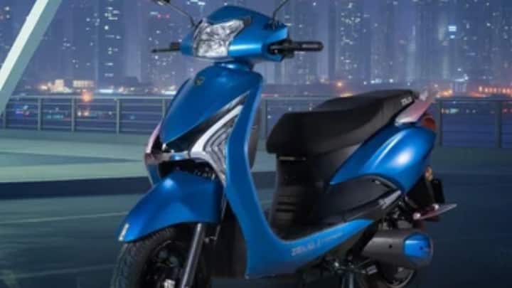कम बजट में प्रीमियम लुक वाला इलेक्ट्रिक स्कूटर तलाश रहे लोगों के लिए Zelio Legender+ Premium एक अच्छा ऑप्शन है.इसकी एक्स-शोरूम कीमत 65,059 रुपये से शुरू होती है. मॉडल के वेरिएंट के हिसाब से इसमें 150 किलोमीटर तक की रेंज मिलने का दावा किया गया है. इसकी टॉप स्पीड 25 किलोमीटर प्रति घंटा है. स्कूटर में स्टाइलिश डिजाइन के साथ अलॉय व्हील्स, रिवर्स गियर और USB चार्जिंग पोर्ट जैसे फीचर्स दिए गए हैं.