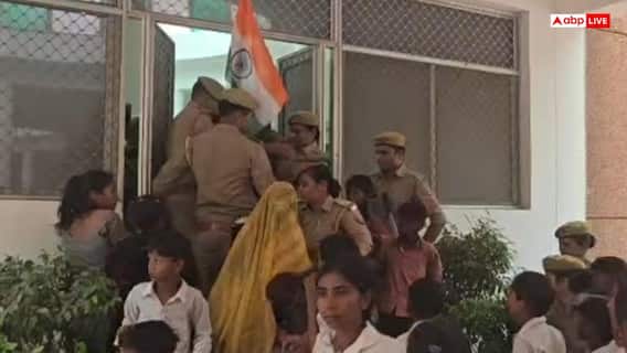 सड़क के लिए DM ऑफिस पहुंचे Gen-Alpha बच्चे, हाथों में तिरंगा लेकर किया प्रदर्शन सड़क के लिए DM ऑफिस पहुंचे Gen-Alpha बच्चे, हाथों में तिरंगा लेकर किया प्रदर्शन
