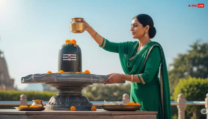 एस्ट्रोलॉजर, नीतिका शर्मा के अनुसार सावन शिवरात्रि की पूजा निशिता काल में ज्यादा प्रभावशाली मानी जाती है. ऐसे में साधक रात 12 बजे एक बेलपत्र दाहिने हाथ से शिवलिंग पर अर्पित करें और फिर ॐ ह्रीं श्रीं क्लीं नमः शिवाय। मंत्र का जाप करें. 108 बार, इसके बाद इस बेलपत्र को धन के स्थान पर रख दें. मान्यता है इससे सालभर शिव जी की कृपा से धन समृद्धि के योग बनते हैं. ये उपाय अकेले में करें.