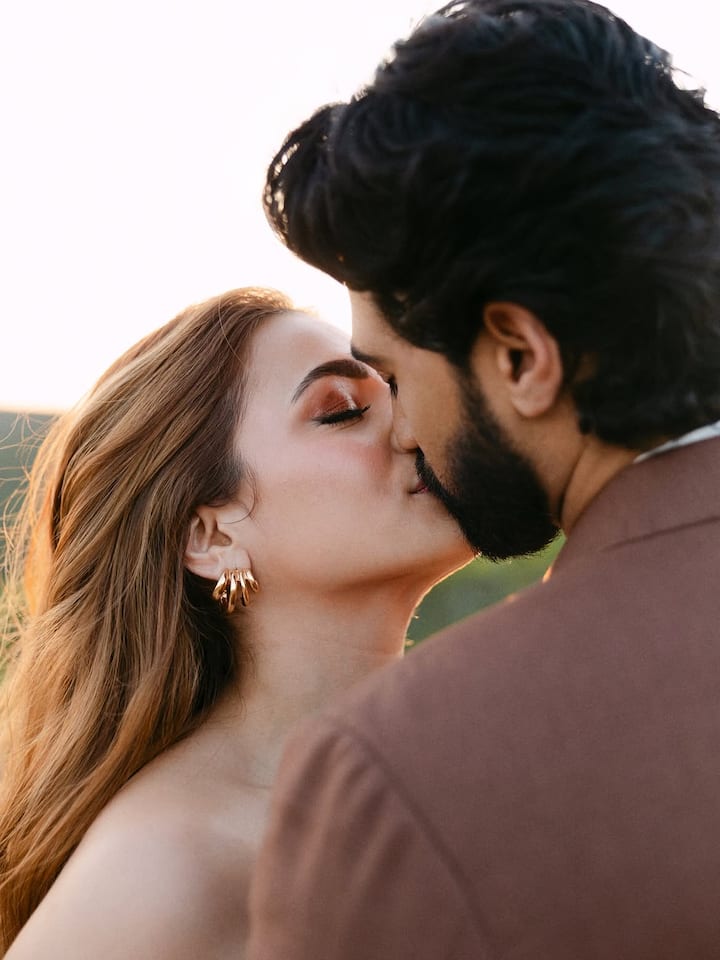 इन फोटोज को शेयर करते हुए सुकृति कक्कड़ ने लिखा, 'आज, कल, हमेशा के लिए.' उनके इस पोस्ट कर सेलेब्स प्यार लुटा रहे हैं.