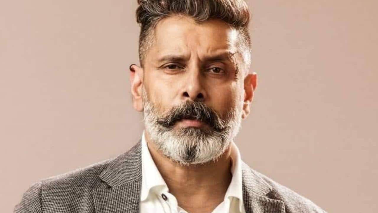 बंदर के साथ मस्ती चियान विक्रम को पड़ी भारी, वन विभाग ने शुरू की जांच, डिलीट किया Video