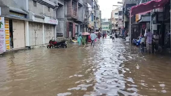 Gujarat Rain: મહીસાગરના લુણાવાડામાં મેઘરાજાની ધમાકેદાર બેટિંગ, બજારમાં ભરાયા ઘૂંટણસમા પાણી Gujarat Rain: મહીસાગરના લુણાવાડામાં મેઘરાજાની ધમાકેદાર બેટિંગ, બજારમાં ભરાયા ઘૂંટણસમા પાણી
