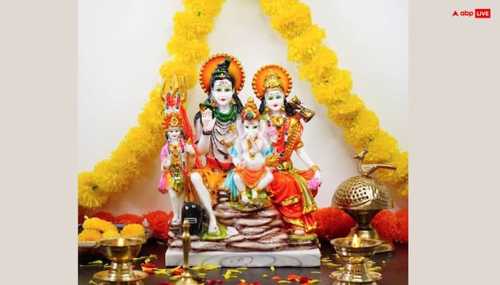सावन शिवरात्रि की शाम को घर के मुख्य द्वार पर घी का दीपक जलाएं और ईशान कोण में भी दीपक जलाएं. मान्यता है इससे वास्तु दोष समाप्त होता है.