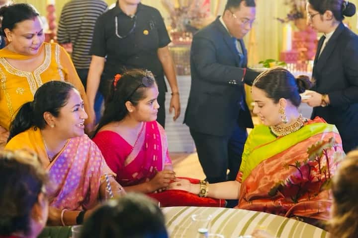 कंगना ने पोस्ट में लिखा, 'मेरी पहली तीज का त्योहार. रेखा दीदी के घर परे. सच में एक बड़ी बहन का प्यार और दुलार बिल्कुल घर जैसा अपनापन. सबको तीज की अनेक शुभकामनाएं.'