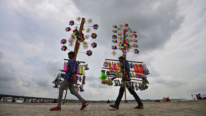 হলুদ সতর্কতা রয়েছে, কলকাতা, হাওড়া, হুগলি, বাঁকুড়া জেলায় বজ্রবিদ্যুৎ সহ বর্ষণের পূর্বাভাস রয়েছে।