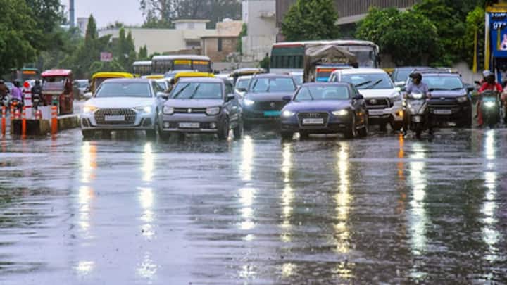 बारिश के मौसम में कई बार भारी जलभराव के कारण लंबे ट्रैफिक जाम लग जाते हैं या फिर रास्ते में कार बंद होने का डर रहता है. ऐसे किसी भी आपातकालीन हालात से निपटने के लिए अपनी कार में एक फुली चार्ज्ड पावर बैंक और एक हैवी-ड्यूटी एलईडी टॉर्च हमेशा रखें. अगर रात के समय या सुनसान रास्ते पर गाड़ी में कोई खराबी आती है तो यह टॉर्च और आपका फोन सबसे बड़े मददगार साबित होंगे.