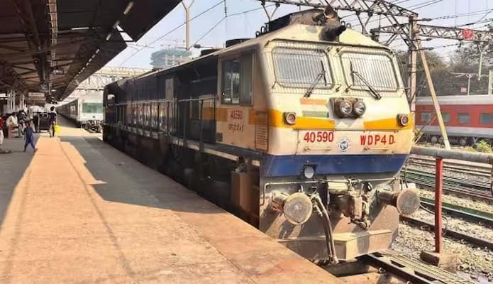 હોળી અને દિવાળી જેવા તહેવારો દરમિયાન ટ્રેનોમાં સીટ શોધવી મુશ્કેલ બની જાય છે. આ મહિને રક્ષાબંધન ઉજવવામાં આવશે અને ટ્રેનો અને બસોમાં પણ ભીડ હોય છે. મુસાફરો ટ્રેન મુસાફરી માટે અગાઉથી ટિકિટ બુક કરાવે છે. જો કે, ક્યારેક જ્યારે ટ્રેનના ડબ્બા ભરેલા હોય છે, ત્યારે મુસાફરોને તેમની રિઝર્વ સીટો સુધી પહોંચવામાં મુશ્કેલીનો સામનો કરવો પડે છે. અનેકવાર એ મુસાફરોને કન્ફર્મ ટિકિટ હોવા છતાં ઉભા ઉભા મુસાફરી કરવી પડે છે. શું રેલવે આવા કિસ્સાઓમાં વળતર આપે છે?