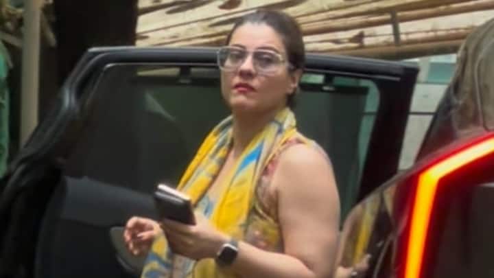Kajol arriving and stepping out in a vibrant yellow outfit in Juhu. (Image Source: ABP Live)