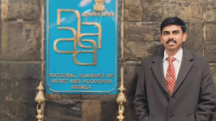 सुकमा में काम करने के दौरान राजू ने देखा कि कई बच्चों को पढ़ाई की सुविधा नहीं मिल पा रही. इसके बाद उन्होंने सीआरपीएफ कैंप को ही बच्चों के लिए क्लासरूम में बदल दिया और खुद उन्हें पढ़ना शुरू किया. यानी एक तरफ वह सुरक्षा से जुड़ी अपनी जिम्मेदारी निभा रहे थे और दूसरी तरफ स्थानीय बच्चों की पढ़ाई में भी योगदान दे रहे थे.
