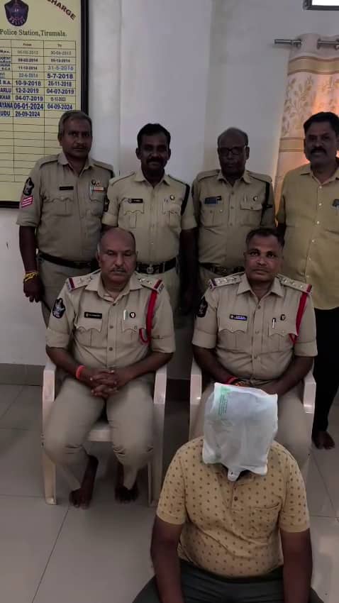 Tirumala News: శ్రీవారి టికెట్ల పేరుతో భక్తులను మోసం చేసిన సస్పెండ్‌ అయిన టీటీడీ ఉద్యోగి అరెస్ట్