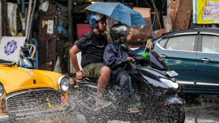 লাগাতার বৃষ্টিতে দ্বারকেশ্বরের জলস্তর বৃদ্ধি পাওয়ায় সম্প্রতি জলের তলায় চলে গিয়েছিল বাঁকুড়া শহর লাগোয়া মীনাপুর সেতু।