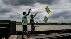 Weather Update: কমলা সতর্কতা জারি, আজ ভারী থেকে অতি ভারী বৃষ্টিপাতের পূর্বাভাস দক্ষিণবঙ্গের এই জেলাগুলিতে