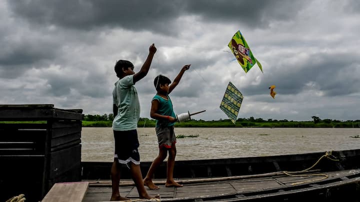 আলিপুর আবহাওয়া দফতর সূত্রে খবর, আজ ভারী থেকে অতি ভারী বৃষ্টিপাতের আশঙ্কা রয়েছে দক্ষিণবঙ্গের একাধিক জেলায়।