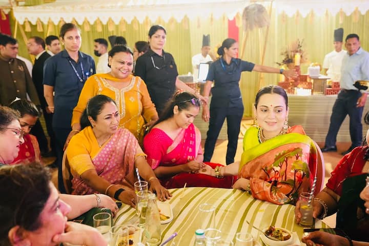 कंगना ने अपने हाथों पर मेहंदी भी लगाई. वो तीज सेलिब्रेशन में ग्रीन कलर की साड़ी पहनकर गईं. उन्होंने मिडिल पार्टेड हेयरस्टाइल से लुक कंप्लीट किया. कंगना बहुत सुंदर लग रही थीं.
