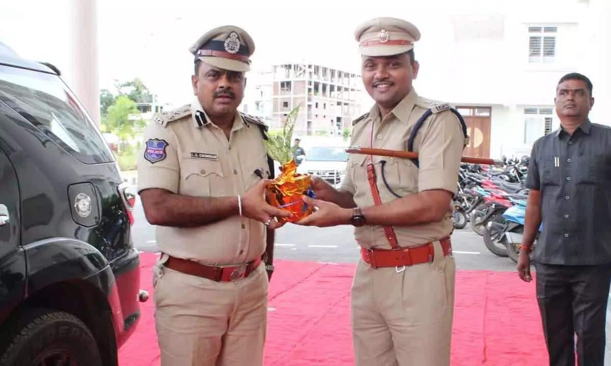 జోగులాంబ రేంజ్ DIG చౌహన్ పై వేటు..! డీజీపీ ఆఫీస్ కు అటాచ్ చేస్తూ ఉత్తర్వులు