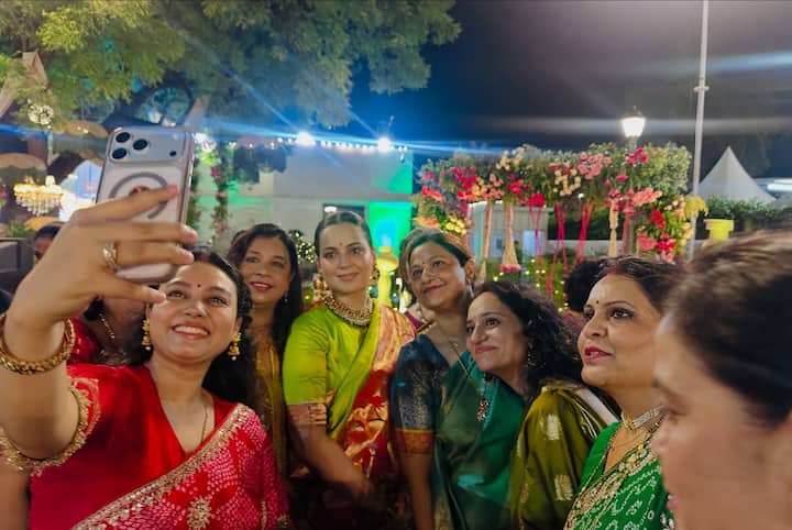 कंगना ने वहां डांस भी किया और वहां मौजूद लेडीज के साथ फोटोज भी क्लिक करवाईं. उनकी तस्वीरें सोशल मीडिया पर वायरल हैं.